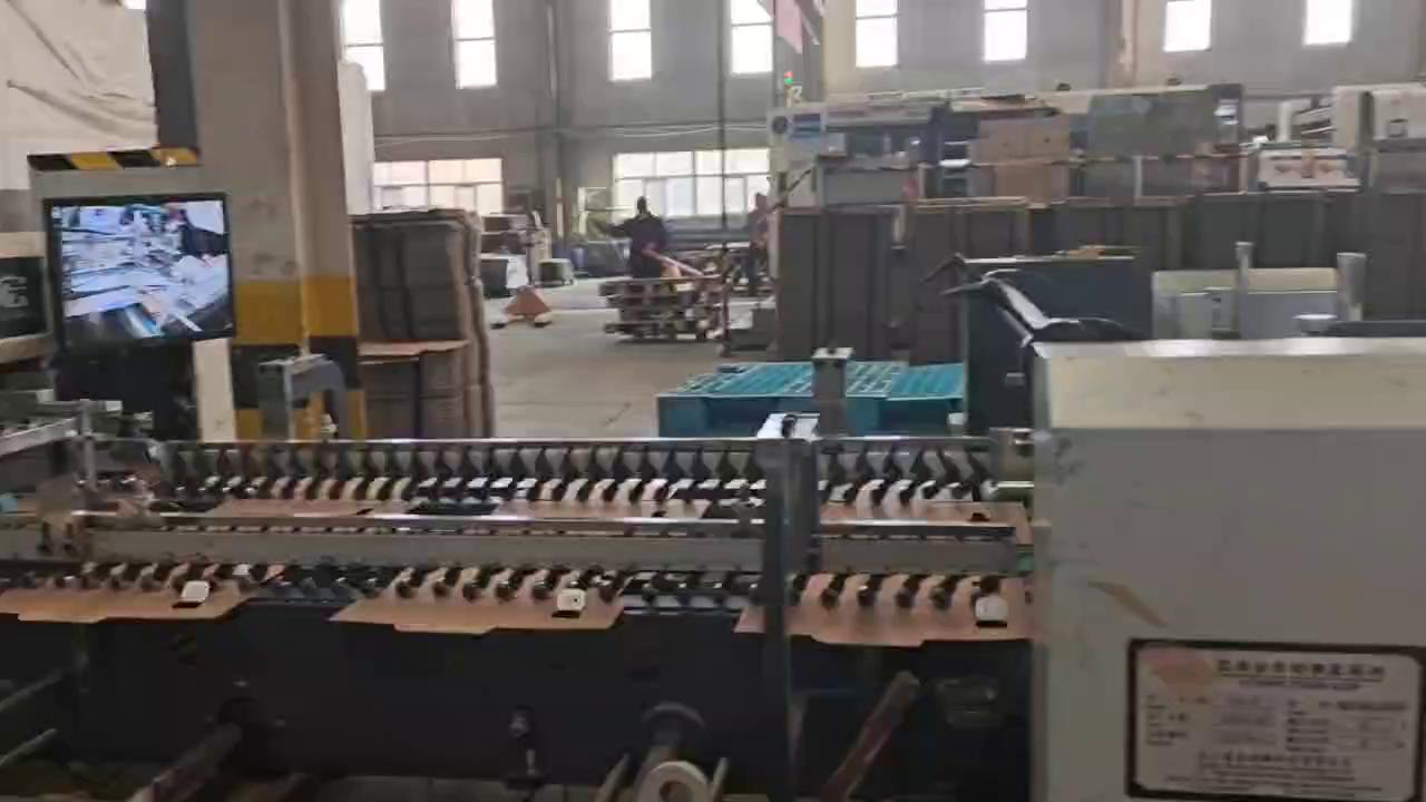 这是河北凯圣兰的生产视频，他们生产伊利的牛奶箱，用金年会的高速礼品盒提手机时速10000PCS/小时运行稳定